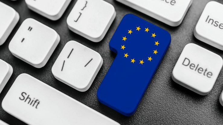 Il tast "Enter" della tastiera colorato con i colori della bandiera europea