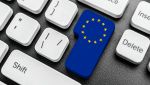 Il tast "Enter" della tastiera colorato con i colori della bandiera europea