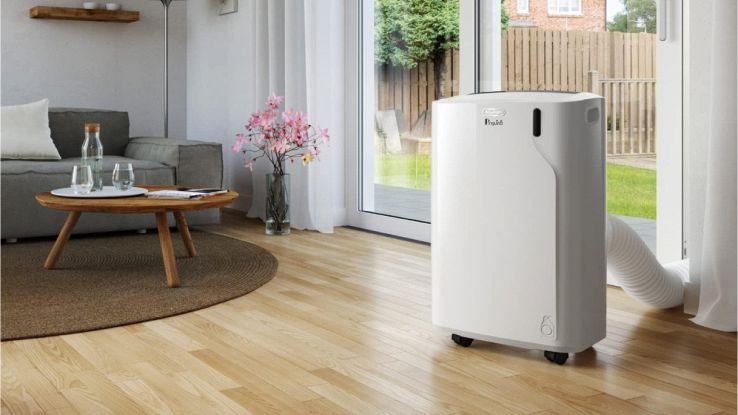 DeLonghi Pinguino PAC 82 in funzione all'interno di un salone
