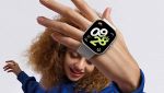 Donna con in mano il Redmi Watch 4