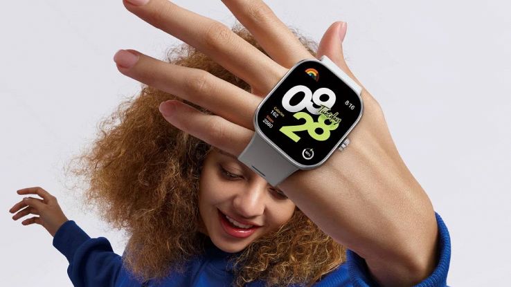 Donna con in mano il Redmi Watch 4