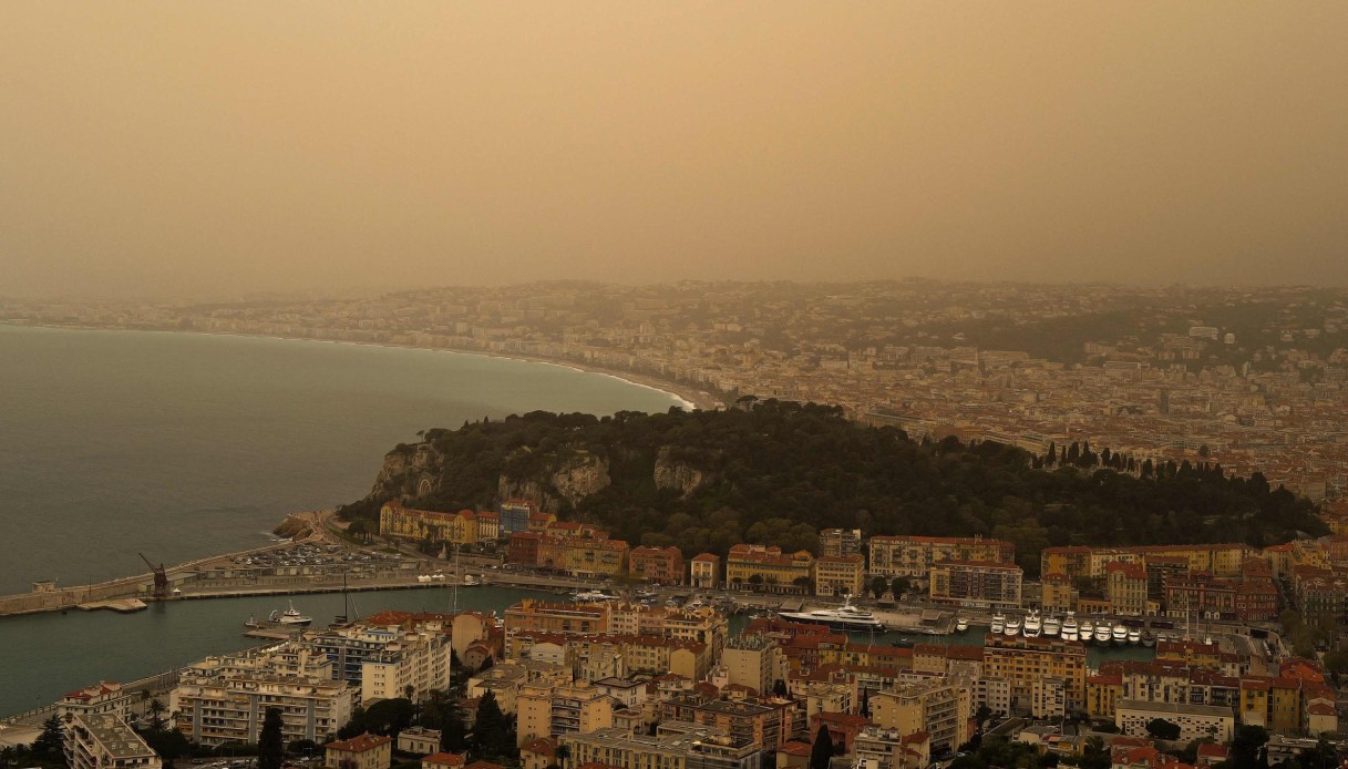 https://wips.plug.it/cips/tecnologia/cms/2025/06/sabbia-del-sahara-colora-il-cielo.jpg