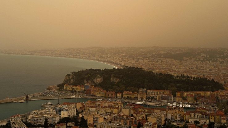 Sabbia del Sahara colora il cielo