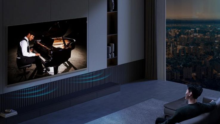 Lo smart TV TCL Q6C in un salotto