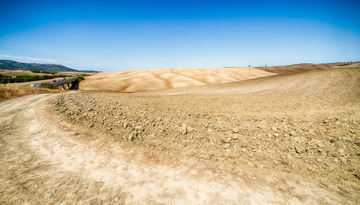 https://wips.plug.it/cips/tecnologia/cms/2025/06/territorio-desertificato.jpg