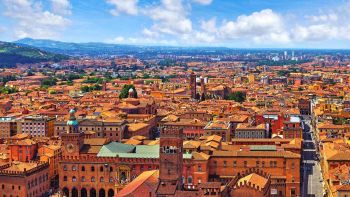 Veduta della città di Bologna dall'alto in una giornata estiva