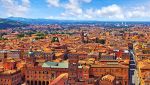 Veduta della città di Bologna dall'alto in una giornata estiva