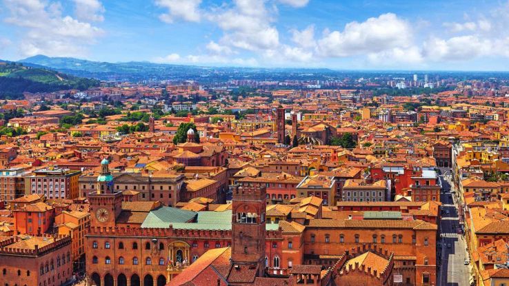 Veduta della città di Bologna dall'alto in una giornata estiva