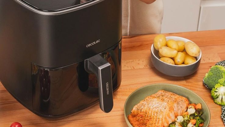 Una donna utilizza la friggitrice ad aria