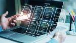 Un uomo di fronte a un PC con diverse fatture elettroniche aperte
