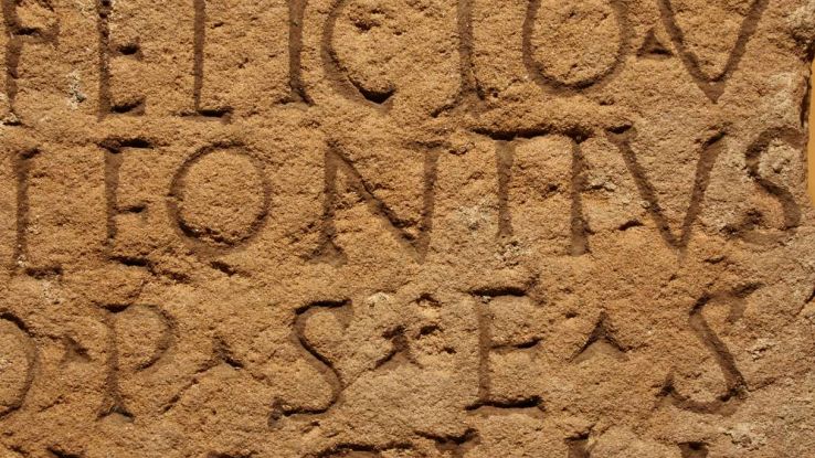 Intelligenza artificiale decifra testo romano