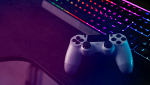 Controller per pc da gaming con sfondo una tastiera e un mousepad