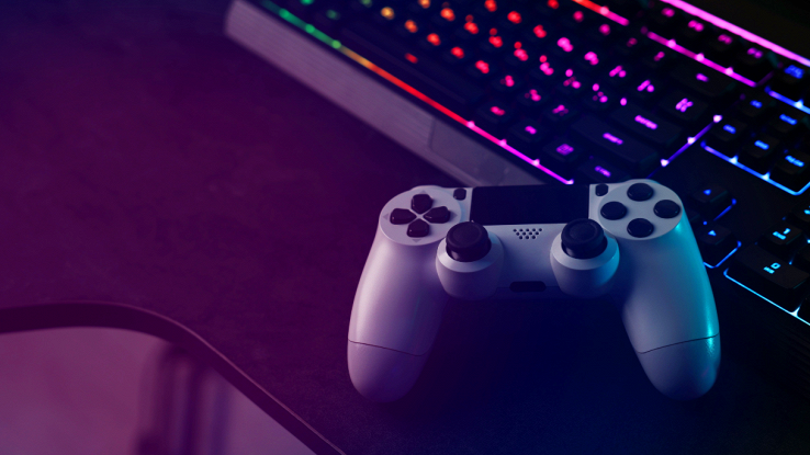 Controller per pc da gaming con sfondo una tastiera e un mousepad