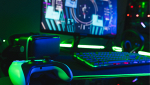 Controller razer con mousepad e pc con sfondo un'immagine astratta di gioco