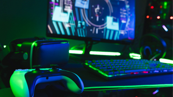 Controller razer con mousepad e pc con sfondo un'immagine astratta di gioco