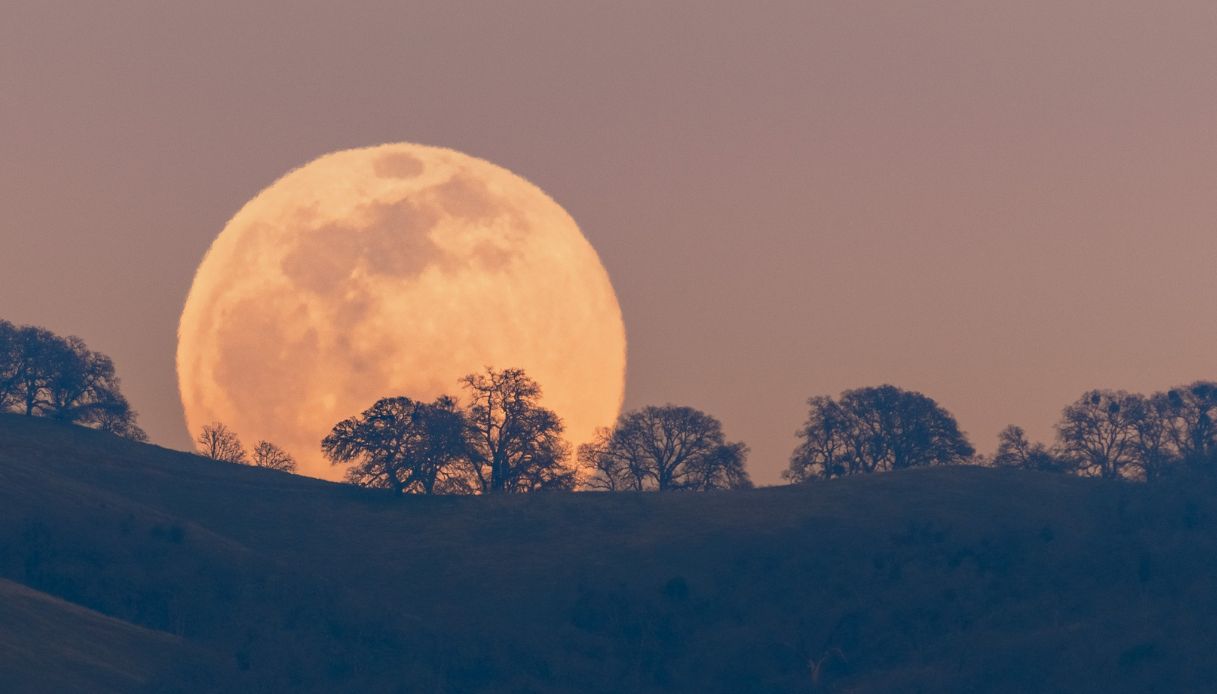 https://wips.plug.it/cips/tecnologia/cms/2025/07/luna-piena-agosto.jpg