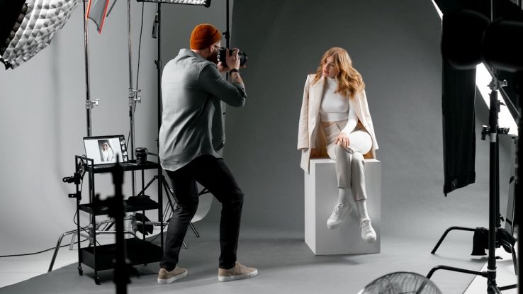 Una modella fotografata in studio nell'era della IA generativa