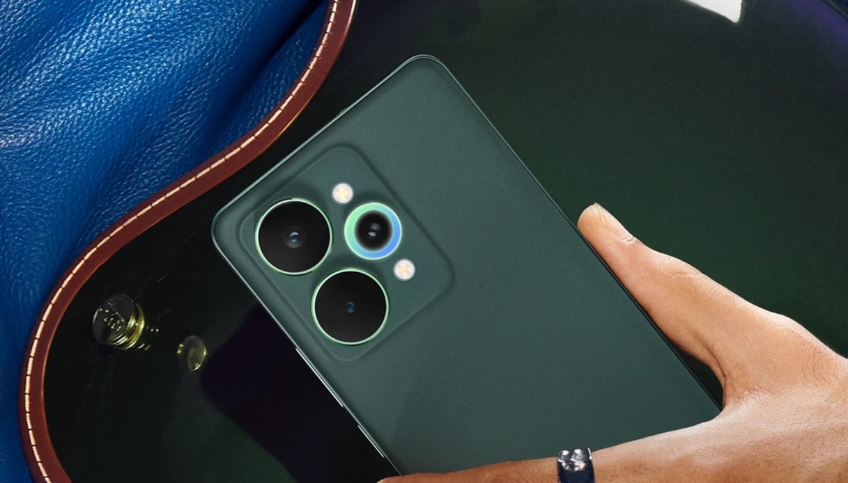 https://wips.plug.it/cips/tecnologia/cms/2025/07/realme-15.jpg