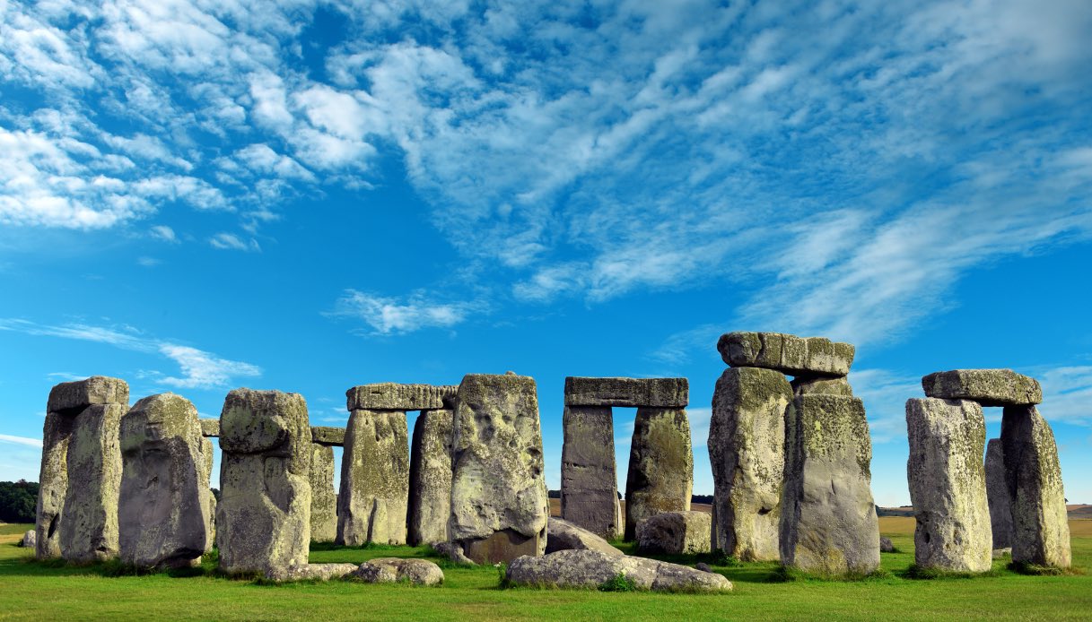 https://wips.plug.it/cips/tecnologia/cms/2025/07/riscritta-la-storia-di-stonehenge.jpg