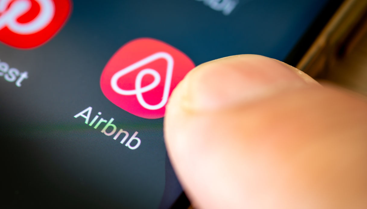https://wips.plug.it/cips/tecnologia/cms/2025/08/airbnb.jpg