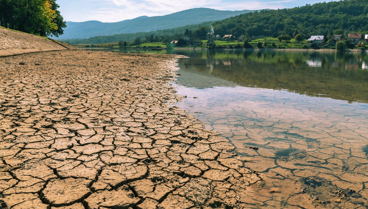 https://wips.plug.it/cips/tecnologia/cms/2025/08/cambiamento-climatico-riserve-acqua.jpg
