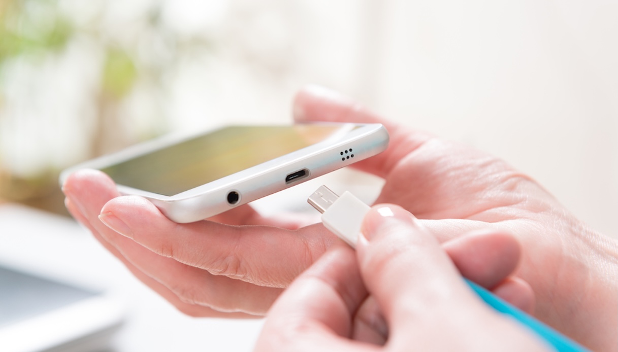 https://wips.plug.it/cips/tecnologia/cms/2025/08/caricabatterie-smartphone-usb.jpg