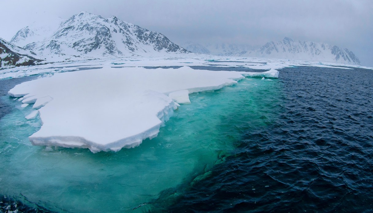 https://wips.plug.it/cips/tecnologia/cms/2025/08/collasso-della-calotta-glaciale-antartica-occidentale.jpg