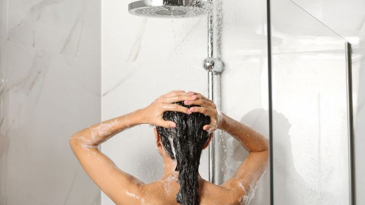 Doccia fredda in estate: perché fa sentire più caldo