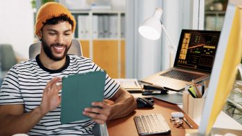 Un creativo nella sua postazione di lavoro