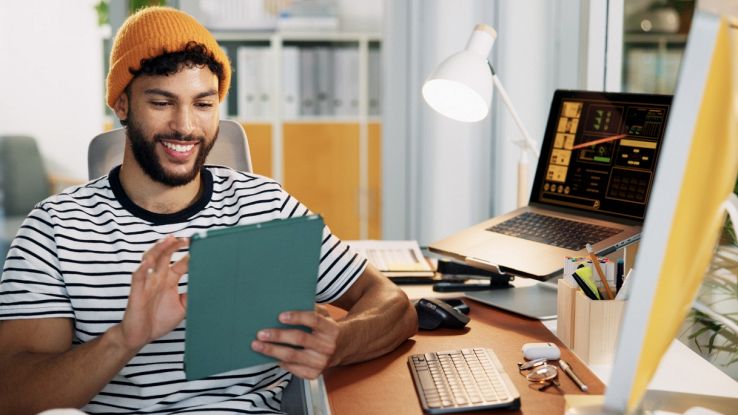 Un creativo nella sua postazione di lavoro