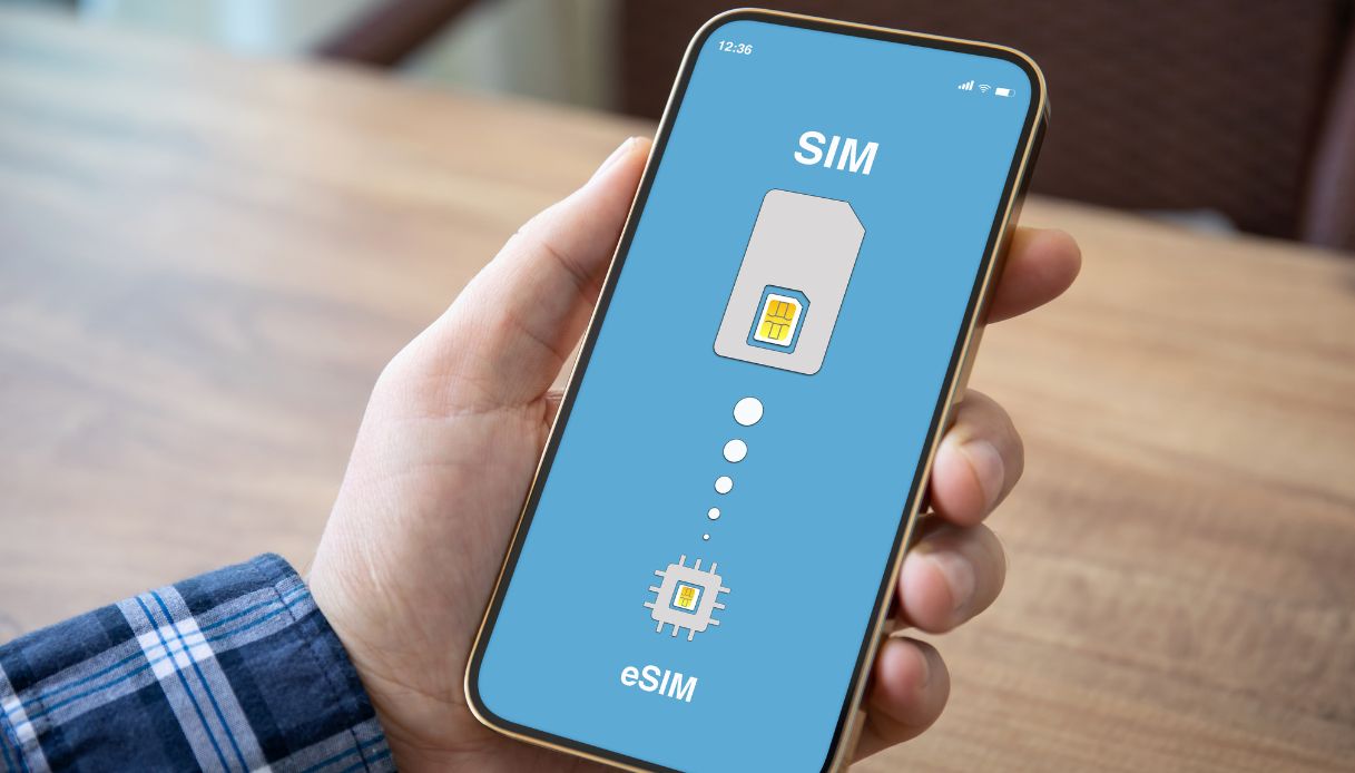 https://wips.plug.it/cips/tecnologia/cms/2025/08/esim.jpg