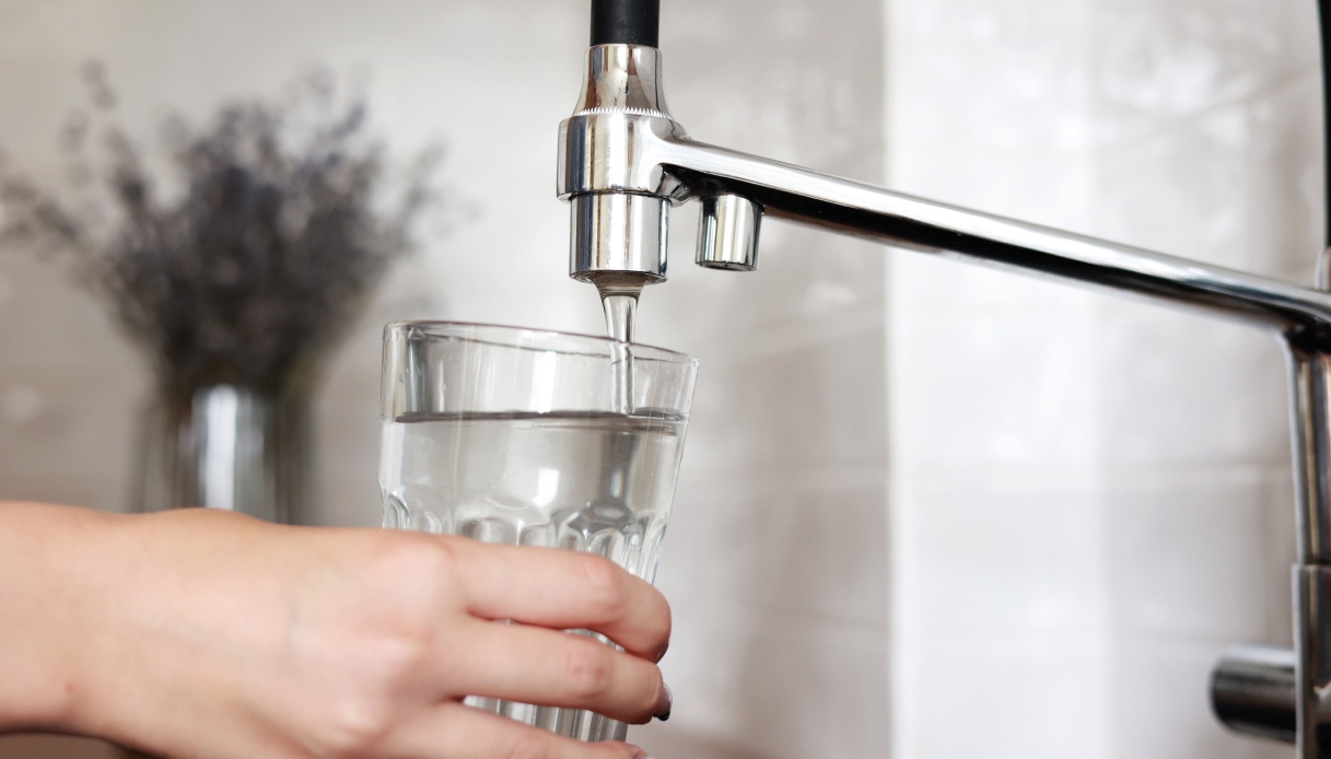 https://wips.plug.it/cips/tecnologia/cms/2025/08/filtri-per-l-acqua.jpg