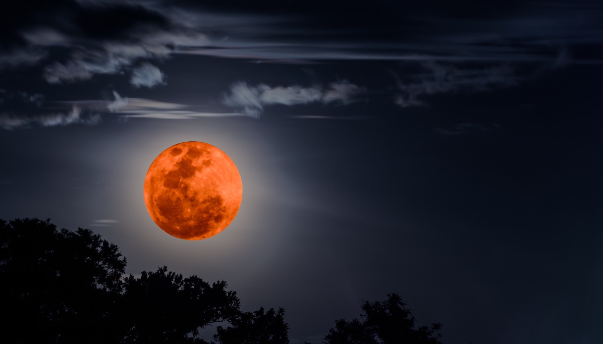 https://wips.plug.it/cips/tecnologia/cms/2025/08/luna-di-sangue-7-settembre-2025.jpg