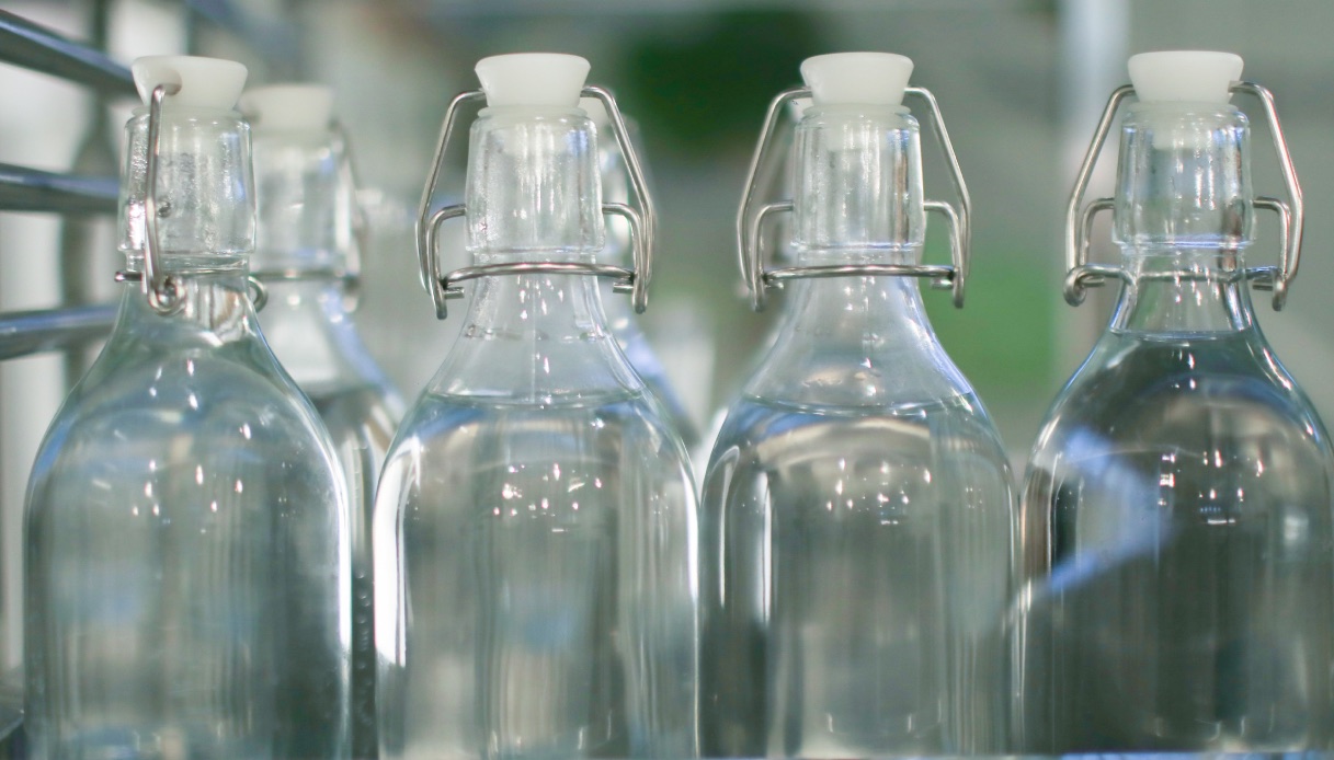 https://wips.plug.it/cips/tecnologia/cms/2025/08/microplastiche-nelle-bottiglie-di-vetro.jpg
