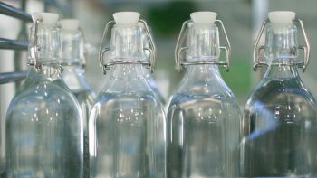 Microplastiche nelle bottiglie di vetro