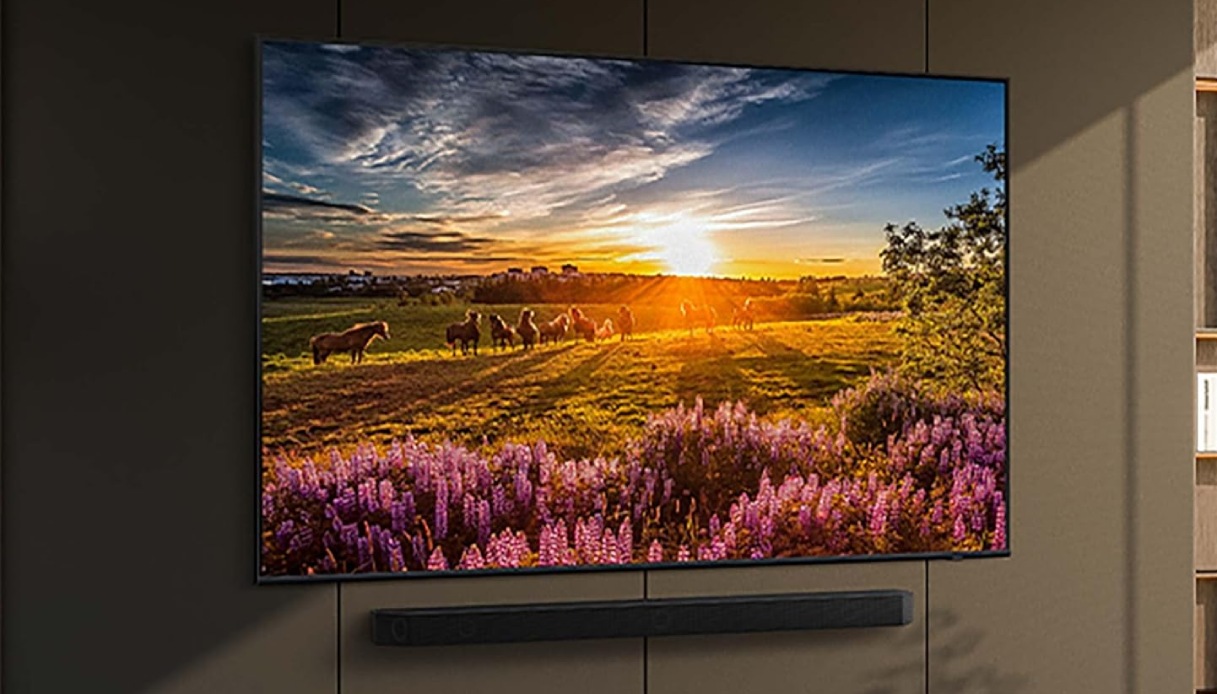 https://wips.plug.it/cips/tecnologia/cms/2025/08/samsung-qe1d.jpg
