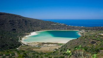 Una panoramica dall'alto del Bagno dell'Acqua, o specchio di Venere