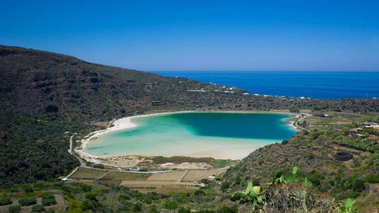 Una panoramica dall'alto del Bagno dell'Acqua, o specchio di Venere