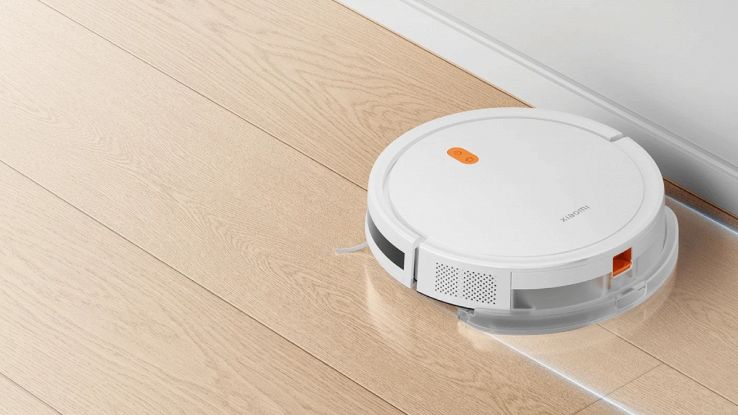 Xiaomi Robot Vacuum E5 mentre pulisce un pavimento