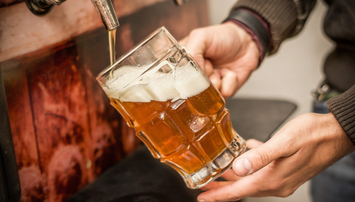 https://wips.plug.it/cips/tecnologia/cms/2025/09/birra-schiuma-studio.jpg
