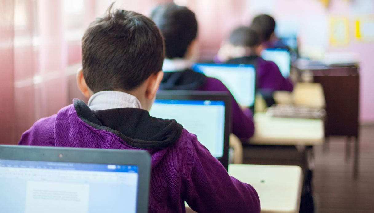 https://wips.plug.it/cips/tecnologia/cms/2025/09/intelligenza-artificiale-a-scuola-nuove-linee-guia-ministero.jpg