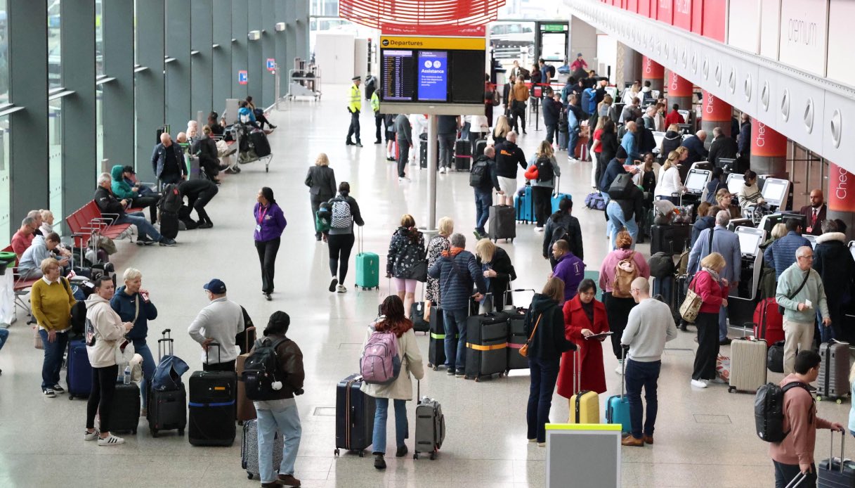 https://wips.plug.it/cips/tecnologia/cms/2025/09/malattia-psicogena-di-massa-a-heathrow.jpg