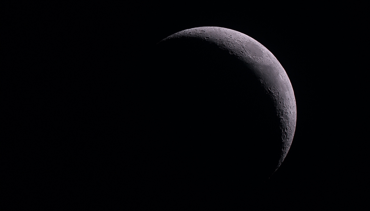 https://wips.plug.it/cips/tecnologia/cms/2025/09/mini-luna-che-segue-la-terra.jpg