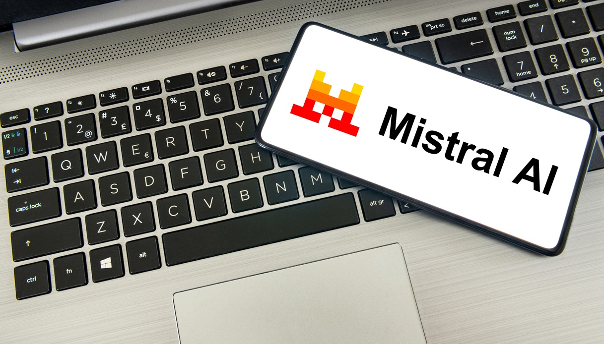 https://wips.plug.it/cips/tecnologia/cms/2025/09/mistral-ai.jpg