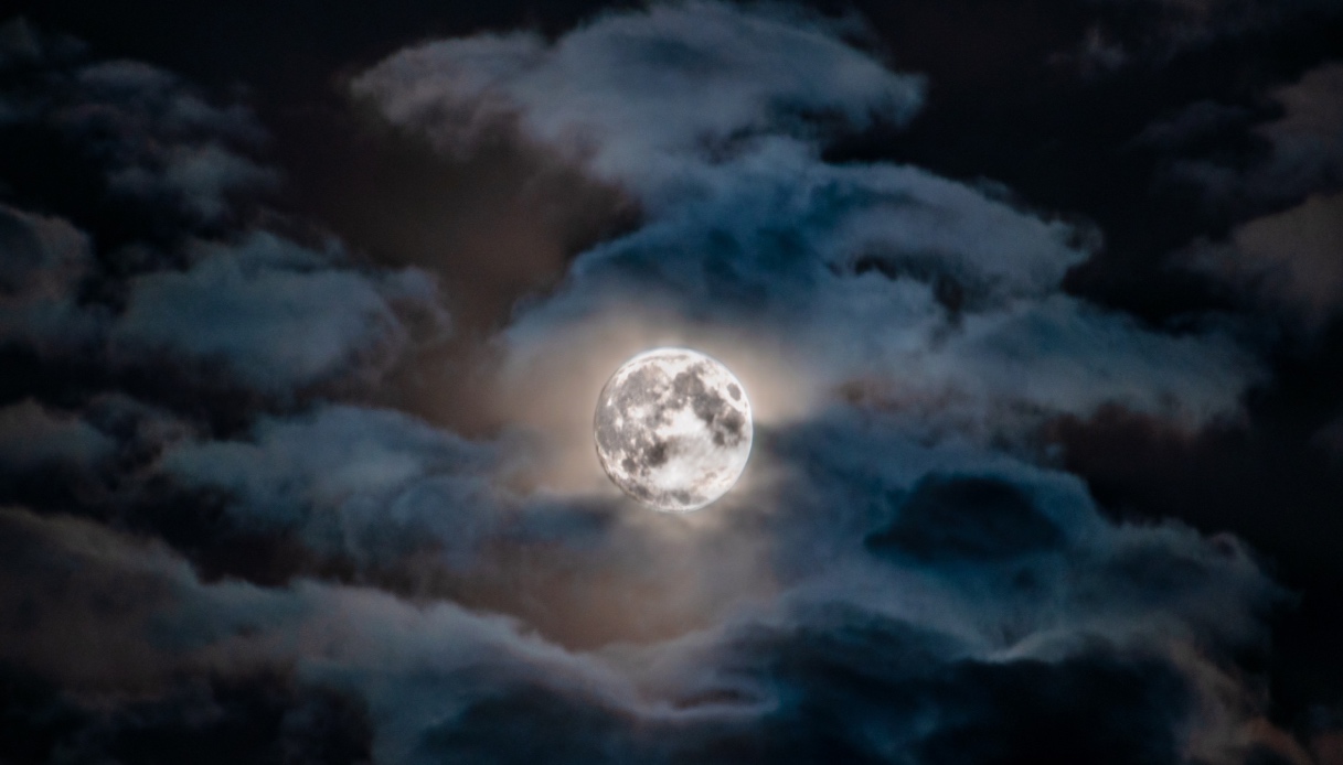 https://wips.plug.it/cips/tecnologia/cms/2025/09/superluna-ottobre-2025.jpg