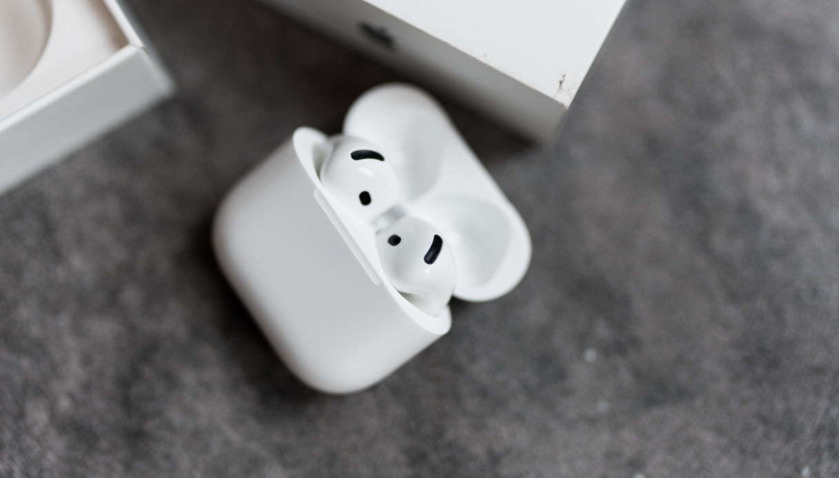 https://wips.plug.it/cips/tecnologia/cms/2025/10/airpods-4-1.jpg