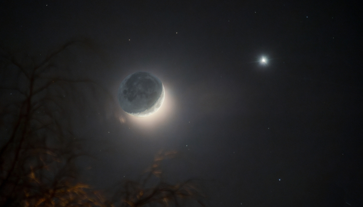 https://wips.plug.it/cips/tecnologia/cms/2025/10/bacio-luna-giove.jpg