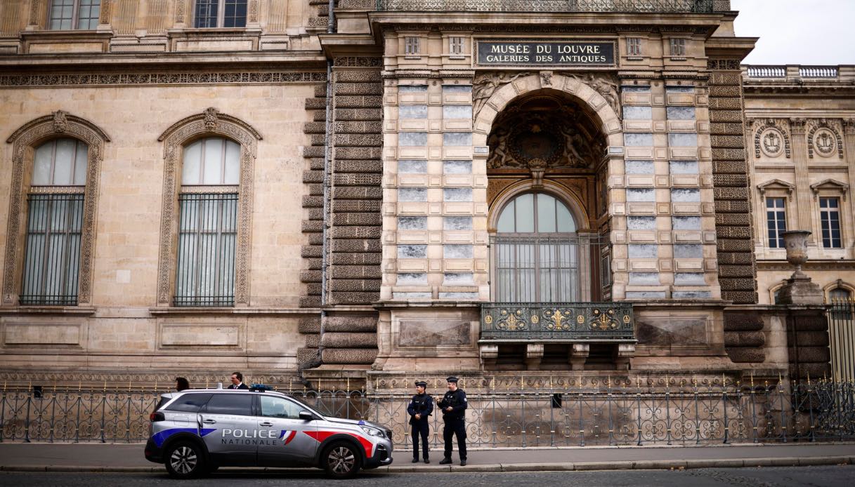 https://wips.plug.it/cips/tecnologia/cms/2025/10/gioielli-napoleone-furto-louvre.jpg