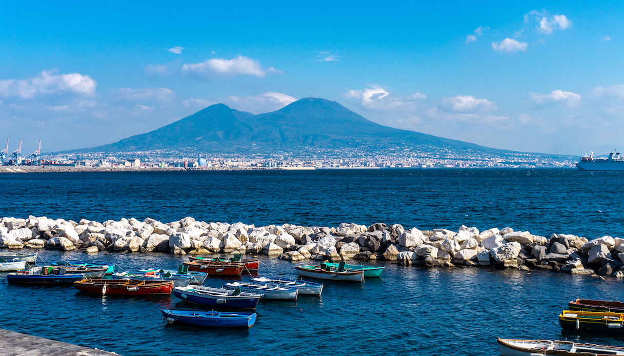 https://wips.plug.it/cips/tecnologia/cms/2025/10/golfo-di-napoli.jpg