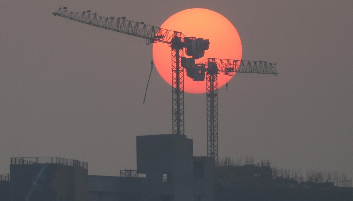 https://wips.plug.it/cips/tecnologia/cms/2025/10/inquinamento-atmosferico-sole-india.jpg